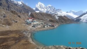 Everest Base Camp with Gokyo Lakes-Turquoise Gokyo Lake surrounded by Himalayan mountains